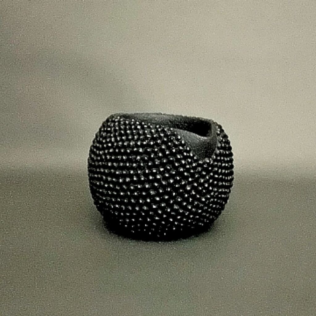 漆塗りで仕上げられた新しい酒器です。日本酒を楽しむ為に作成しました。唯一無二の焔土漆器です。