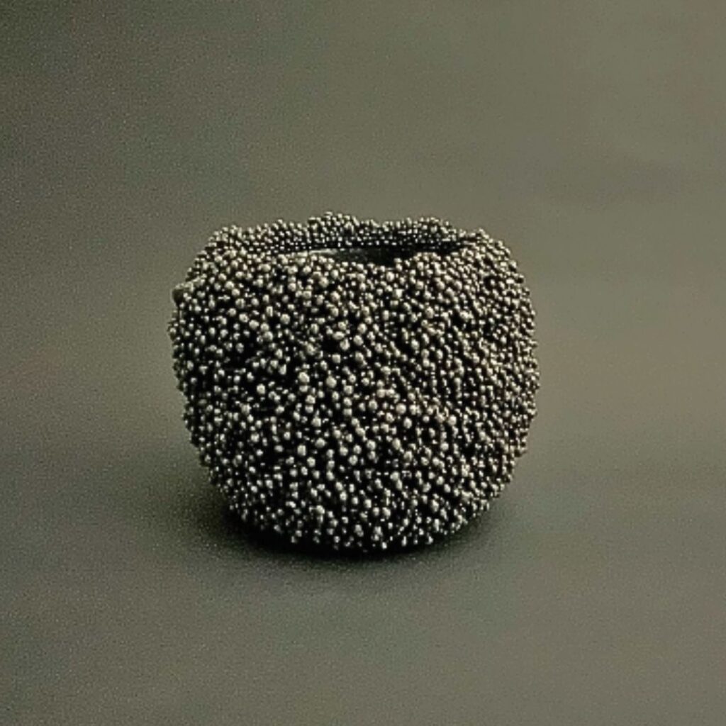 細かな粒が織りなす唯一無二の片口酒器です。漆塗りで仕上げた酒器です。新しい形の漆器の世界を作り上げました。唯一無二の酒器です。