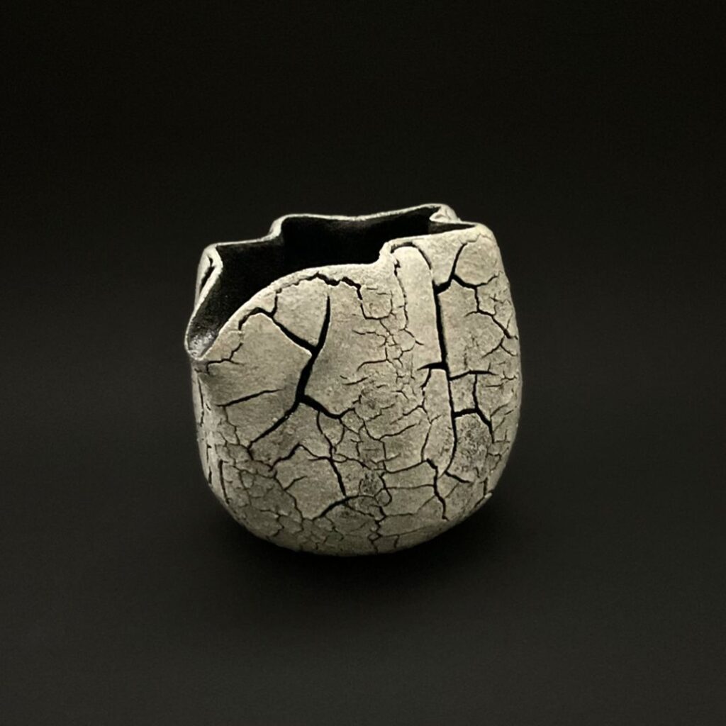 art pieceの漆器.唯一無二の器.にごり酒専用の片口酒器.陶器.漆器.焔土漆器.月砂白gessahaku.徳利.日本酒