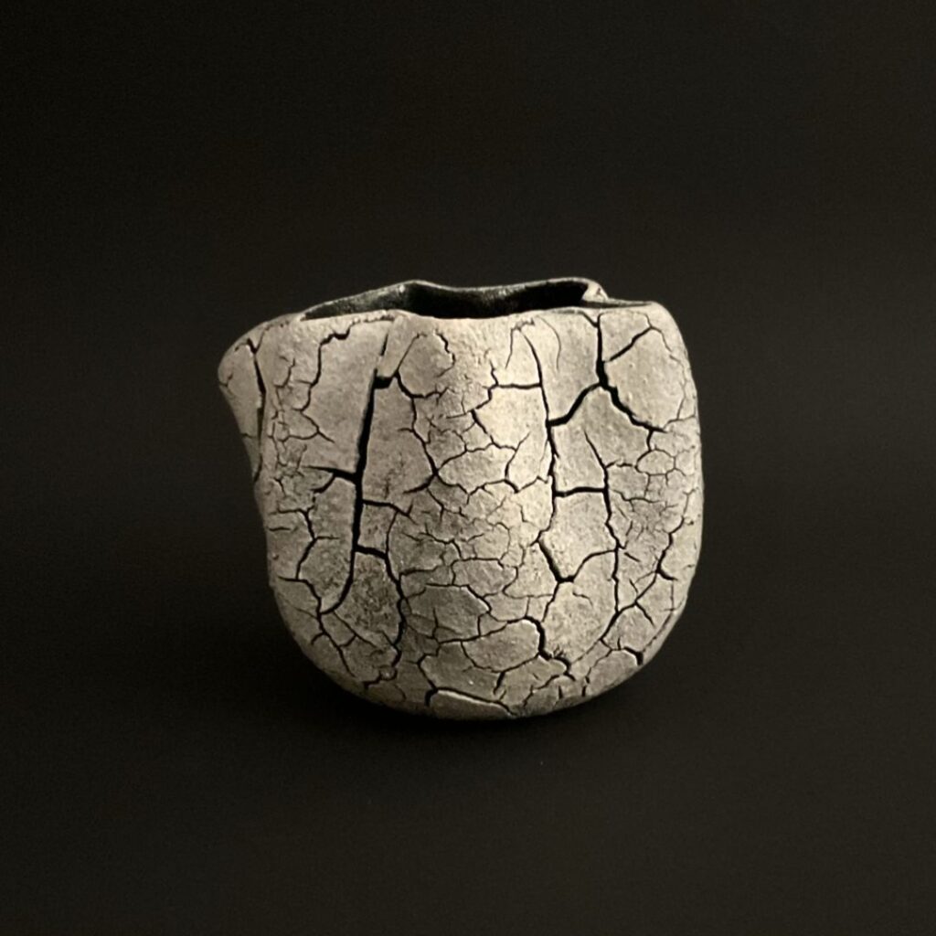 art pieceの漆器です。zrakの特徴であるひび割れで表面を表現し　色は月の輝きの白である月白(げっはく）色を表現しています。唯一無二の世界観を味わえる片口酒器です。陶器でもなく漆器でもないzrakが生み出した焔土漆器です。